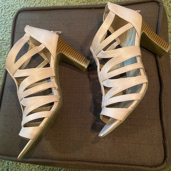 Women’s High Heel Shoes - Picture 2 of 9